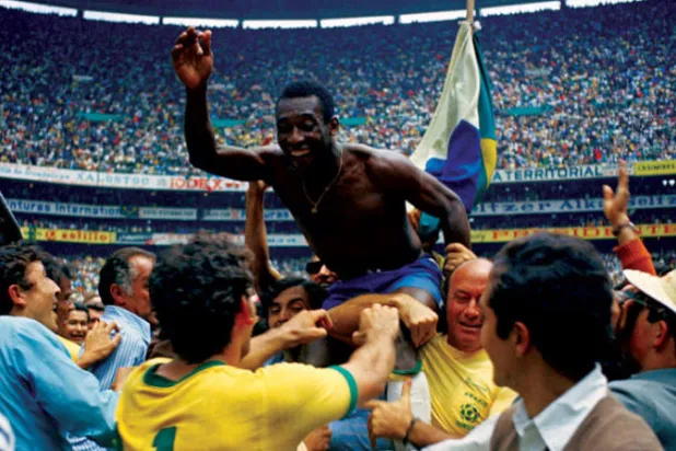 بيليه محمولاً على الأعناق بعد التتويج بكأس العالم 1970 (أ.ب)