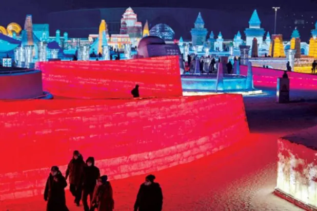 İnsanlar Uluslararası Buz ve Kar Heykel Festivali’ni ziyaret ediyor (AFP)