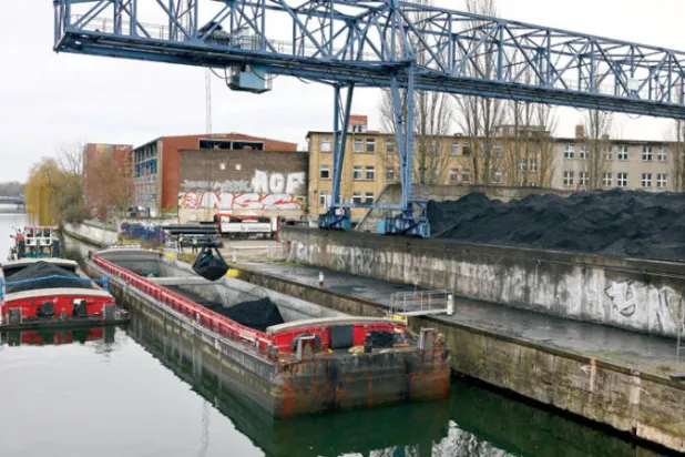 مركب نهري يوصل الفحم لإحدى محطات الطاقة في برلين بألمانيا (رويترز)