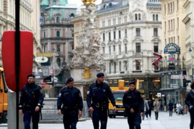 دورية للشرطة النمساوية وسط العاصمة فيينا (أرشيفية - أ.ب)