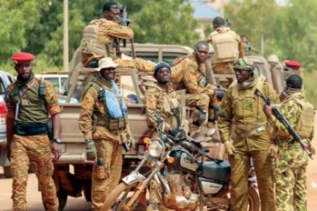 جنود خارج البرلمان في واغادوغو عاصمة بوركينا فاسو في 14 أكتوبر (أ.ب)