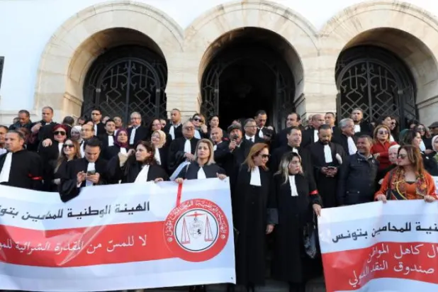 Tunuslu avukatların başkentteki grevinden bir görüntü (EPA)
