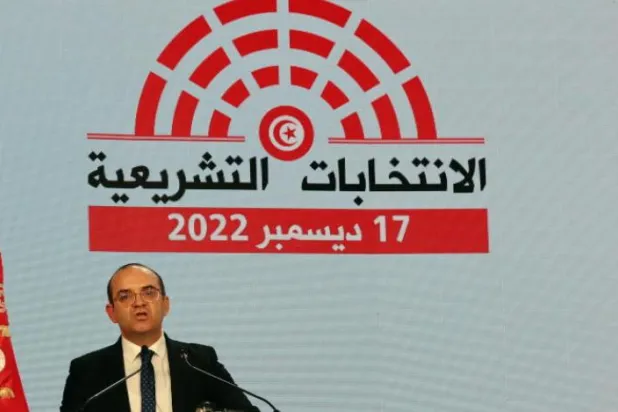Tunus Bağımsız Yüksek Seçim Kurulu Başkanı Faruk Buasker, parlamento seçimlerinin ilk tur sonuçlarını açıklarken (EPA)