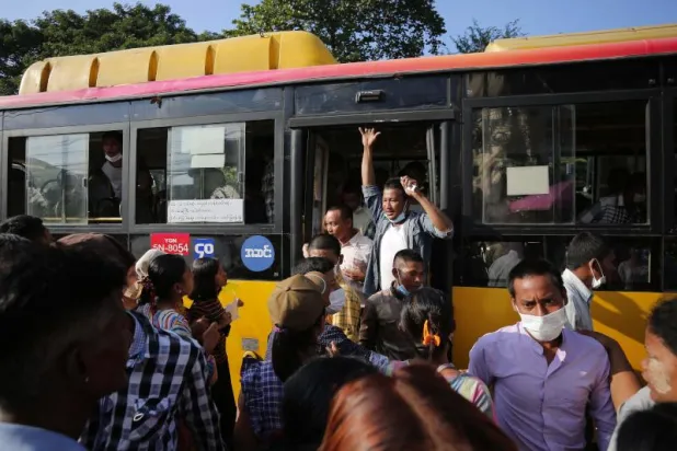 المعتقلون الذين تم الإفراج عنهم من سجن إنسين يحتفلون مع الحشود في يانغون (أ.ف.ب)