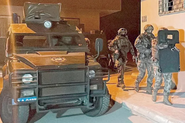 عناصر مكافحة الإرهاب التركية أثناء مداهمة منزل لـ«داعشي» في مرسين جنوب البلاد (الأناضول)