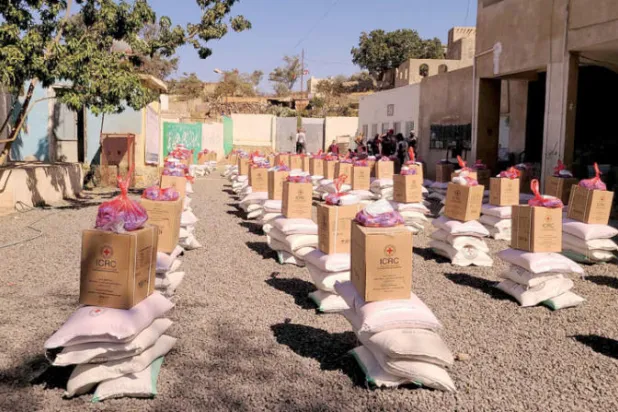 مساعدات قدمتها اللجنة الدولية للصليب الأحمر لنازحين يمنيين في منطقة الحوبان شرق تعز (اللجنة الدولية للصليب الأحمر)