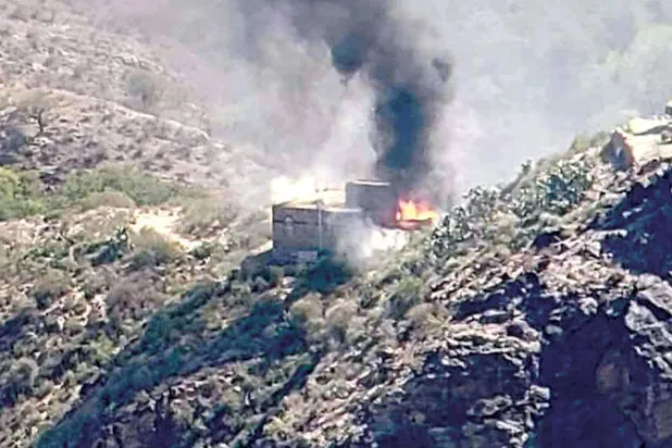 عناصر الميليشيات الحوثية يحرقون منزلاً في محافظة إب بعد مقتل مالكه (تويتر)