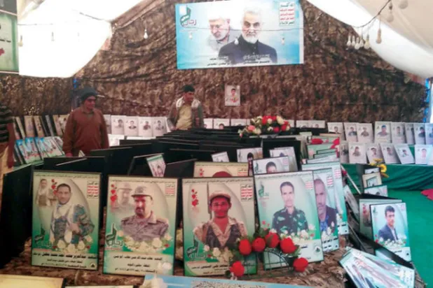 صورة لسليماني والمهندس تعتلي معرضاً لصور قتلى الميليشيات الحوثية في صنعاء (الشرق الأوسط)