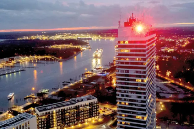 أحد الفنادق المطلة على نهر يصب في بحر البلطيق بألمانيا (أ.ب)