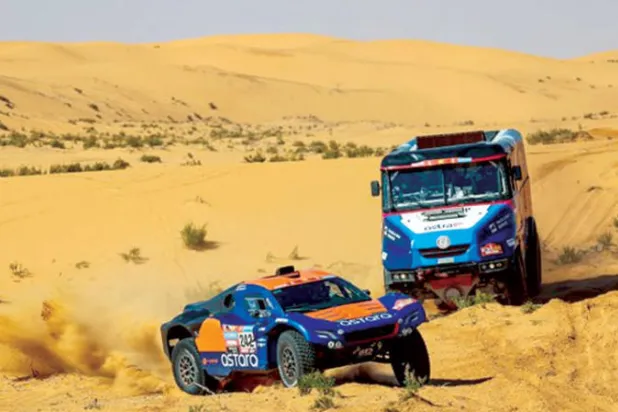 شاحنة وسيارة تتقاطعان بشكل مثير في إحدى مسارات الرالي (الشرق الأوسط)