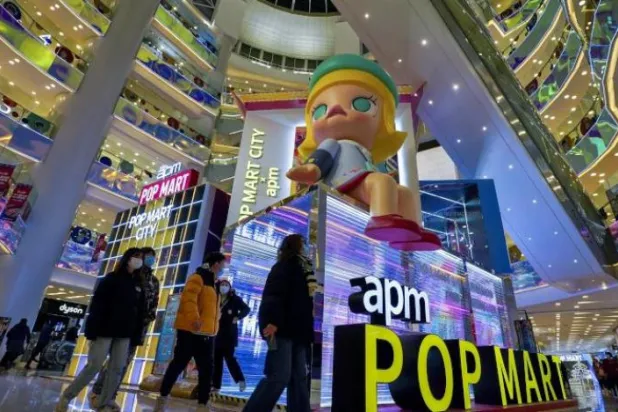 Çin'in başkenti Pekin'de  bir mağazada alışveriş yapanlar (AP)
