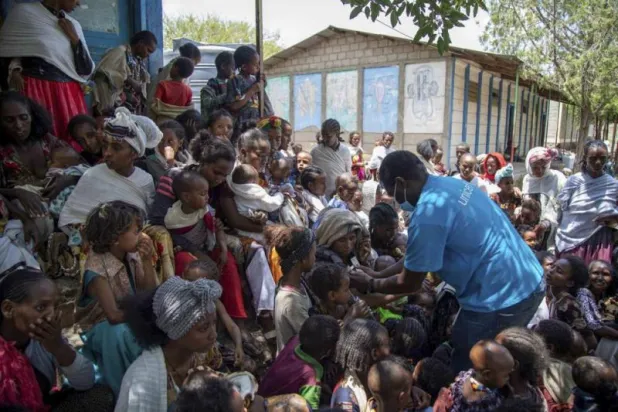 UNICEF görevlileri, Tigray Bölgesi'ndeki anne ve çocukların rutin olarak sağlık kontrollerini yapıyor (AP)
