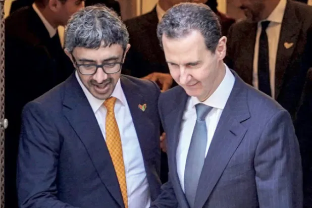 الرئيس السوري بشار الأسد ووزير الخارجية الإماراتي الشيخ عبد الله بن زايد في دمشق 4 يناير الحالي (أ.ف.ب)