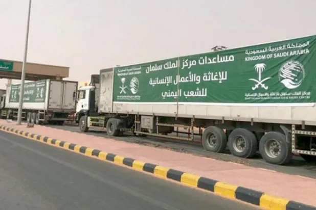 جانب من الشاحنات الإغاثية لدى دخولها إلى اليمن من السعودية (واس)