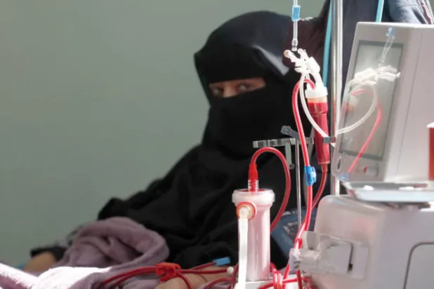 يمنية تعاني من الفشل الكلوي تخضع لجلسة غسيل في أحد المراكز الصحية بصنعاء (إ.ب.أ)