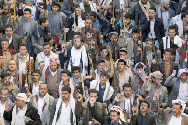 مسلحون حوثيون في صنعاء يستعرضون قوتهم أثناء تظاهرهم (رويترز)