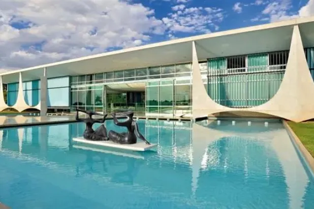 المقر الرئاسي الرسمي هو تحفة فنية تعود إلى خمسينات القرن الماضي للمهندس المعماري أوسكار نيماير (الغارديان)