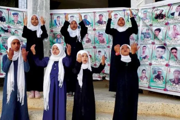 طفلات يمنيات بمحافظة حجة (شمالي غرب) أجبرهن الحوثيون على تمجيد قتلى الجماعة (إعلام حوثي)