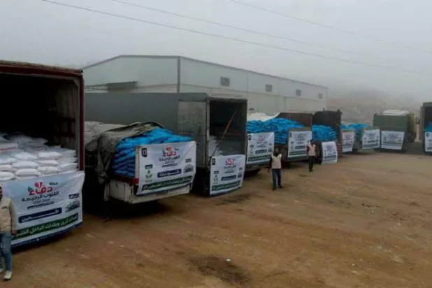 شاحنات محملة بالمساعدات في إدلب من فلسطين إلى النازحين السوريين (أ.ف.ب)