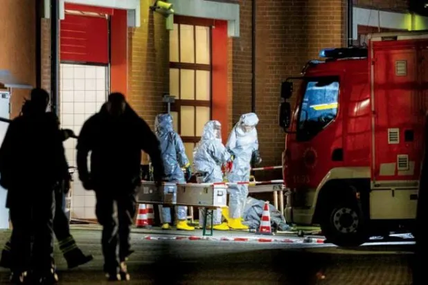 خبراء يفحصون المواد التي تم العثور عليها في منزل إيراني بمنطقة كاستروب روكسل (أ.ب)