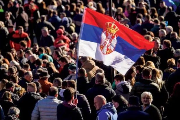 صرب كوسوفو يتظاهرون في شتربتسه أمس (أ.ف.ب)