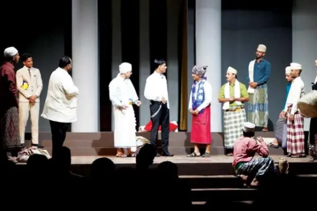 جانب من مسرحية هاملت التي عرضت في عدن بلهجة محلية (فرقة خليج عدن)