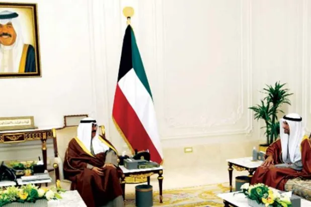 الشيخ مشعل الأحمد الجابر الصباح لدى استقباله الدكتور نايف الحجرف (كونا)