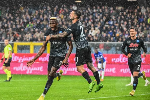 نابولي قدم أداء مميزاً ليستعيد الصدارة (رويترز)