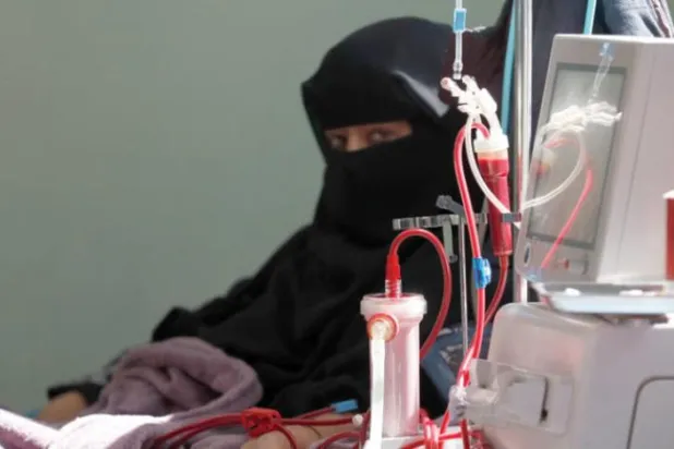 Böbrek yetmezliği çeken Yemenli bir kadın, Sana’daki bir sağlık merkezinde diyalize giriyor (EPA)
