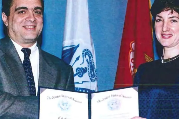 آن بيلين مونتيس تتسلم شهادة تقدير عام 1997 من جورج تينيت الذي كان آنذاك مديراً لوكالة الاستخبارات المركزية الأميركية «سي آي إي» (رويترز)