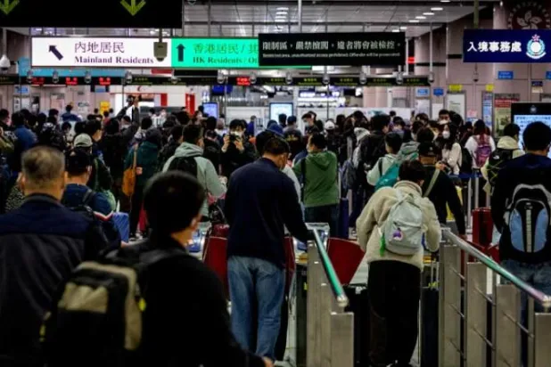 مئات الصينيين يعبرون حدود هونغ كونغ عقب إعلان بكين عن فك قيود «كوفيد-19» بشكل كامل (د.ب.أ)