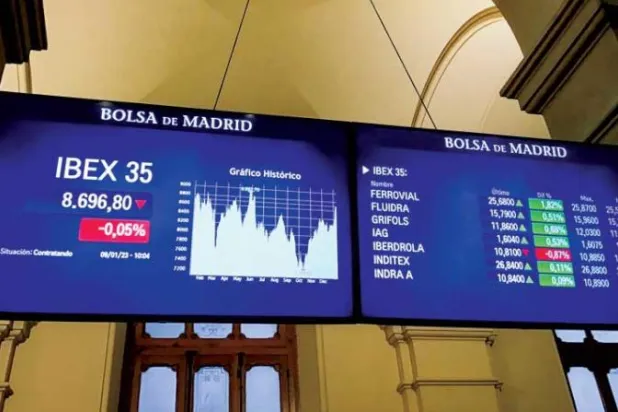 شاشتان تعرضان أسعار الأسهم على مؤشر «إيبكس 35» الإسباني في بورصة مدريد (إ.ب.أ)