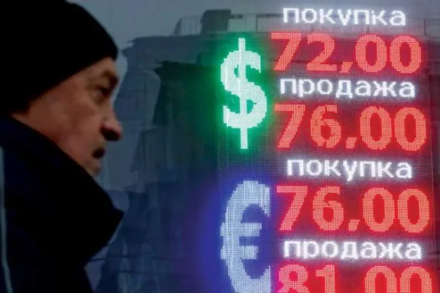 أسعار الروبل الروسي مقابل الدولار واليورو على لوحة إلكترونية بمحل صرافة في موسكو (إ.ب.أ)