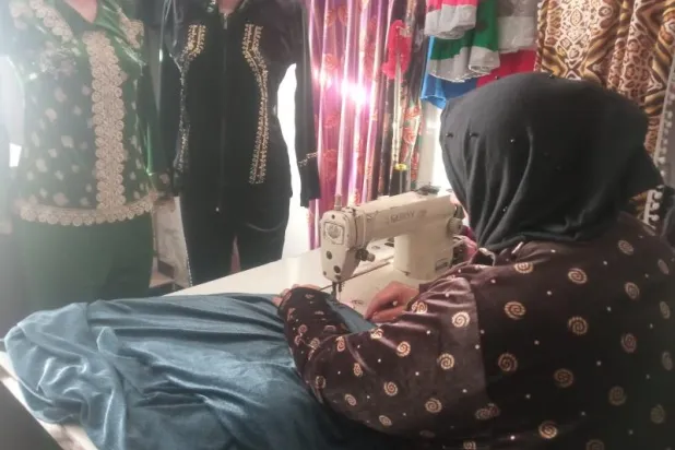 نازحة سورية تعمل بالخياطة في شمال إدلب (الشرق الأوسط)