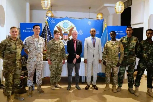 وزير الدفاع الصومالي خلال تسلمه معدات عسكرية من السفارة الأميركية في مقديشو (الوكالة الصومالية)