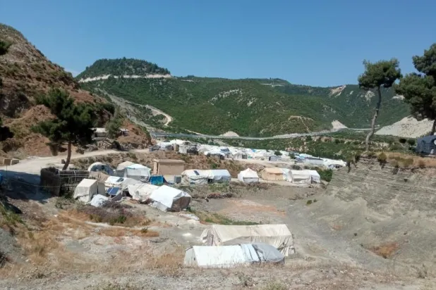 الجدار الذي بنته تركيا على الحدود مع سوريا في محاذاة مخيم للنازحين (الشرق الأوسط)