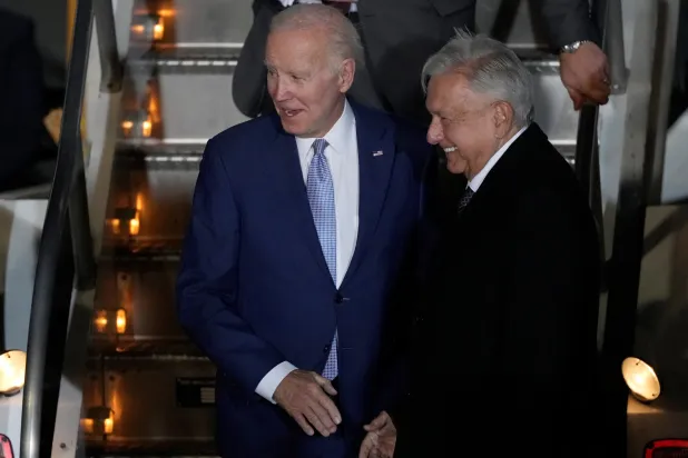 الرئيس المكسيكي أندريس مانويل لوبيز أوبرادور مرحّباً بنظيرهالأميركي جو بايدن في مطار زومبانغو (أ.ب)