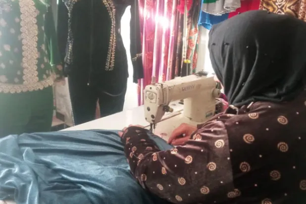 نازحة سورية تعمل بالخياطة في شمال إدلب (الشرق الأوسط)