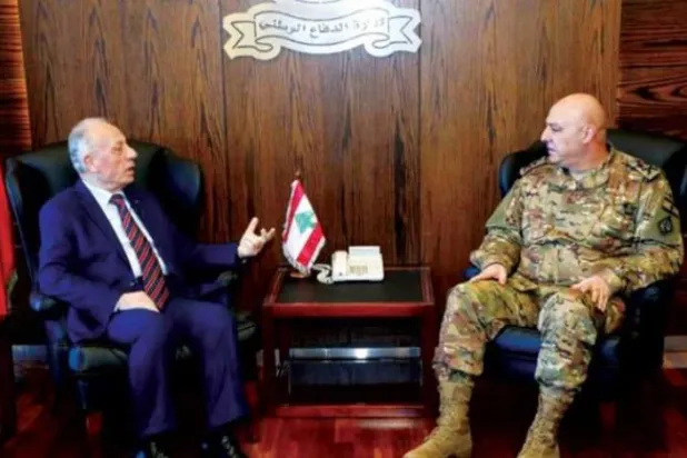 Minister of Defense in the caretaker government receives the Army Commander on Dec. 1 (Photo: Ministry of Defense)