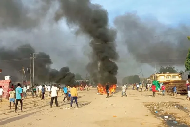 متظاهرون مناهضون للحكومة يشعلون النار خلال اشتباكات في إنجامينا (تشاد) أكتوبر 2022 (أ.ب)