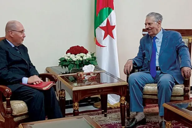 صورة أرشيفية لرئيس البرلمان الجزائري صالح قوجيل مع السفير الفرنسي (السفارة الفرنسية)