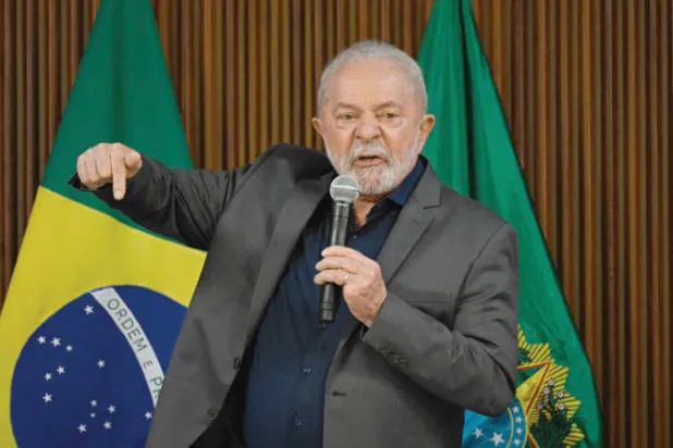 لولا يتحدث في لقاء مع رؤساء مجلس الشيوخ والنواب والمحكمة العليا بقصر «بلانالتو» أول من أمس (أ.ف.ب)