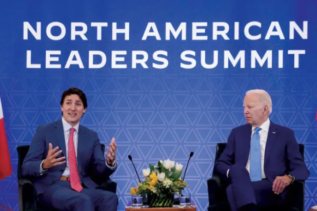 بايدن وترودو في مكسيكو سيتي أمس (رويترز)