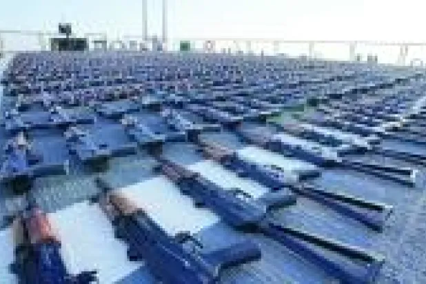 أكثر من ألفي بندقية «كلاشنيكوف» ضُبطت على السفينة (البحرية الأميركية)