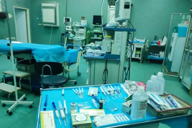 غرفة عمليات بمستشفى مزدة العام غرب ليبيا (إدارة الإعلام بالمستشفى)