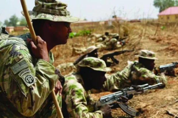 جندي من الجيش الأميركي (يسار) يدرب جنوداً من الجيش النيجيري في مجمع عسكري في جاجي (رويترز)