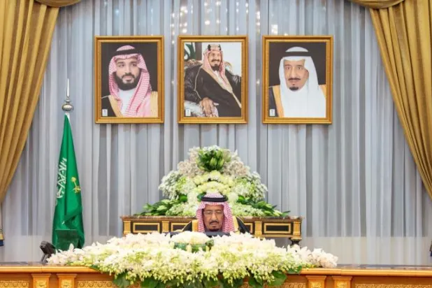 خادم الحرمين الشريفين الملك سلمان بن عبد العزيز لدى ترؤسه جلسة مجلس الوزراء في قصر عرقة بالرياض (واس)