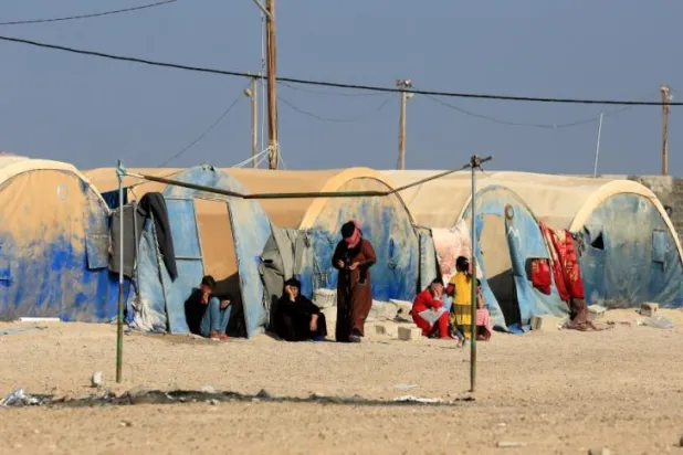 نازحات أمام خيامهن في مخيم بعامرية الفلوجة غرب بغداد (إ.ب.أ)