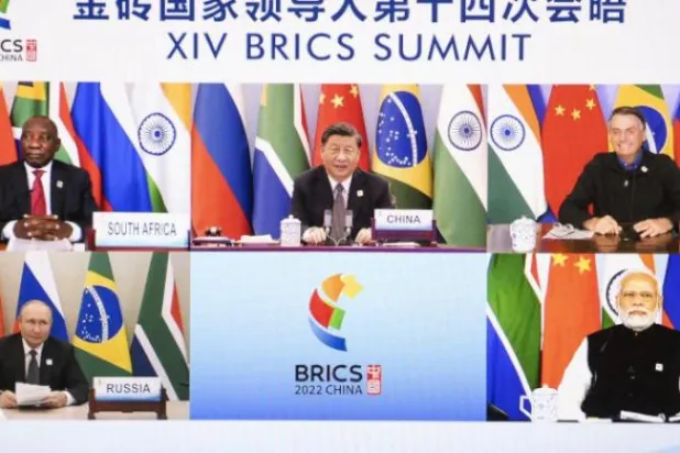 قادة الصين وروسيا والهند وجنوب أفريقيا والبرازيل خلال حوار افتراضي ضمن قمة «بريكس» العام الماضي (أ.ب)
