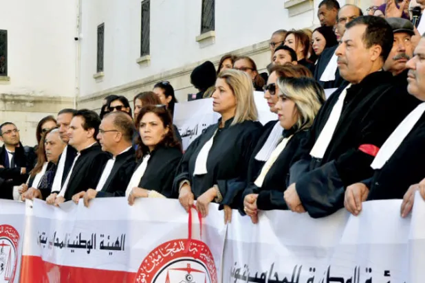 جانب من إضراب للمحامين في تونس اعتراضاً على بنود قانون الضرائب الجديد خلال الأسبوع الماضي (أ.ف.ب)